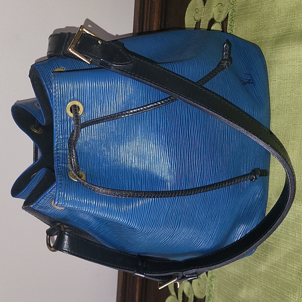 Louis Vuitton Noè Epi Blue Leather Bucket Bag